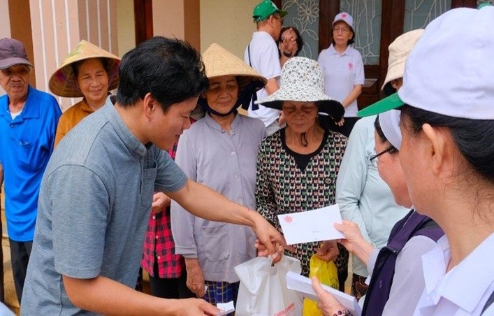 Caritas Đà Nẵng tiếp cận các làng biệt lập khi lũ dữ quét qua miền Trung Việt Nam