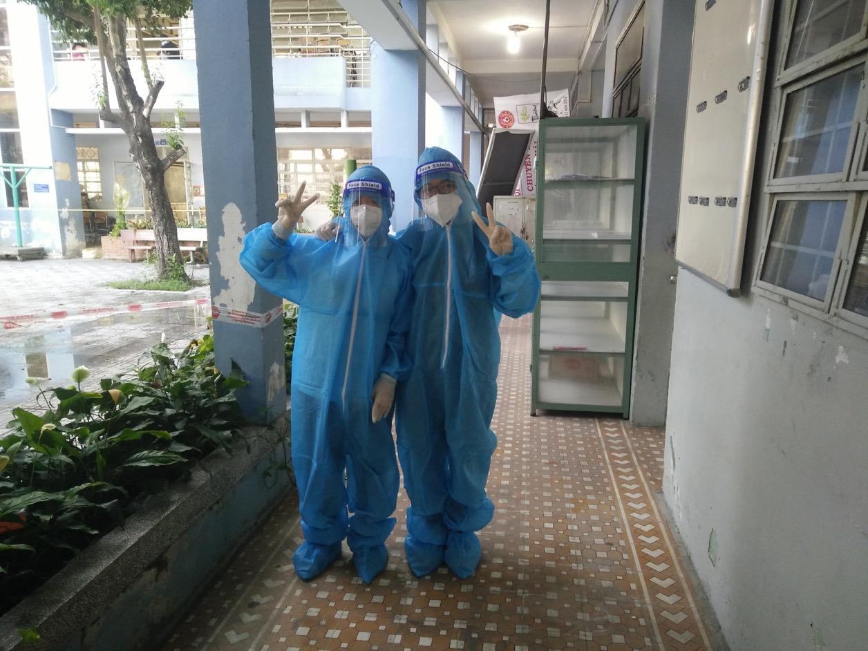 Tình nguyện viên tại Khu điều trị Covid