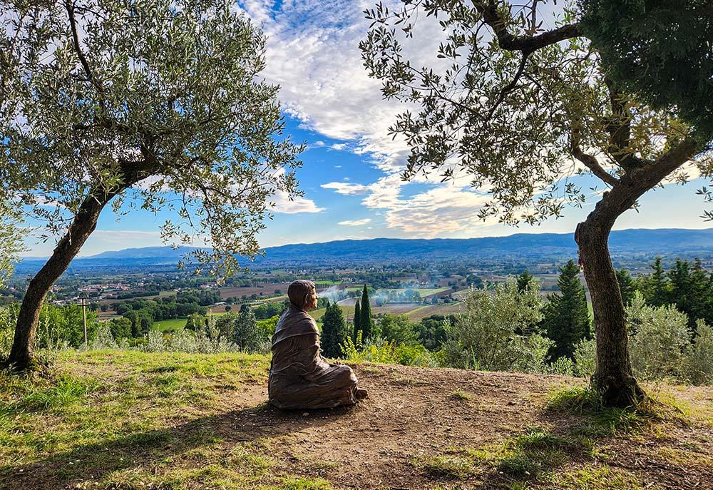 Tại Assisi và vùng lân cận, những người hành hương theo chân Thánh Phanxicô để tìm kiếm sự hòa hợp với công trình tạo dựng