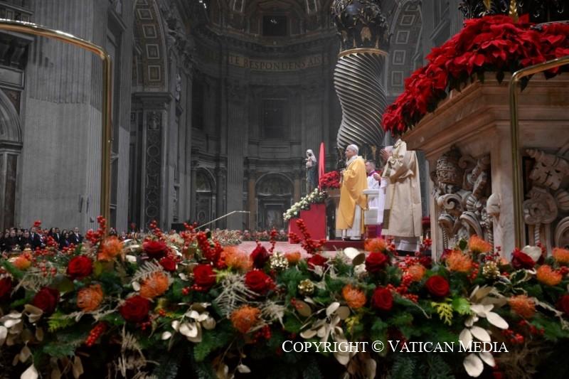 Bài Giảng Đại Lễ Mừng Chúa Giáng Sinh tại Vatican: Ánh Sáng Huy Hoàng
