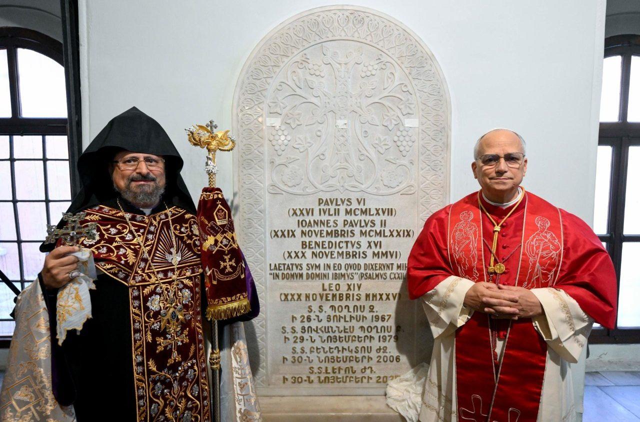 Đức Thánh Cha cầu nguyện tại Nhà thờ Chính tòa Giáo hội Armenia Tông truyền ở Istanbul
