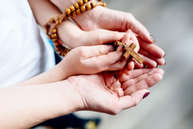 Tháng mân côi: Mẹ con cùng nhau chia sẻ