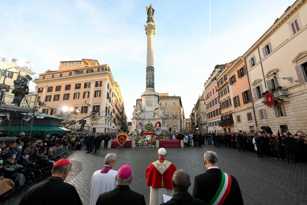 Trước Đức Mẹ Vô Nhiễm Nguyên Tội, Đức Thánh cha Lêô XIV đã cầu xin Đức Mẹ chăm sóc nhân loại đang đau khổ